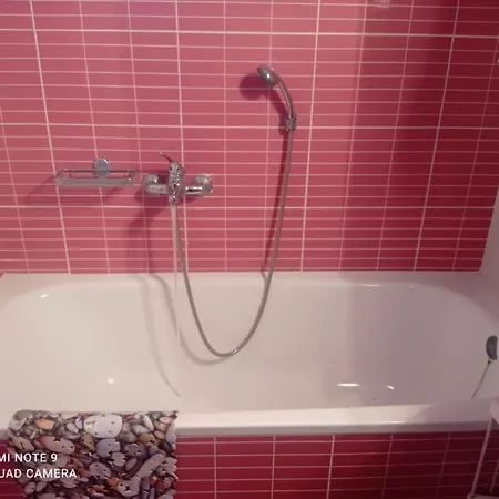 στην κουτσουπιά * Kókkinon Nerón