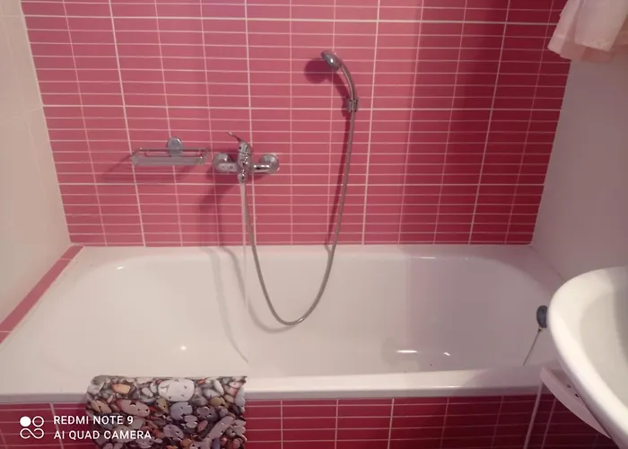 στην κουτσουπιά * Kókkinon Nerón